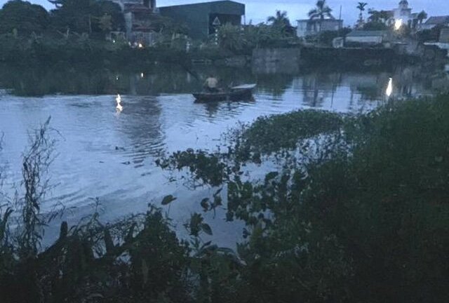 Thi thể nam giới nhiều thương tích trôi sông ở Hải Dương