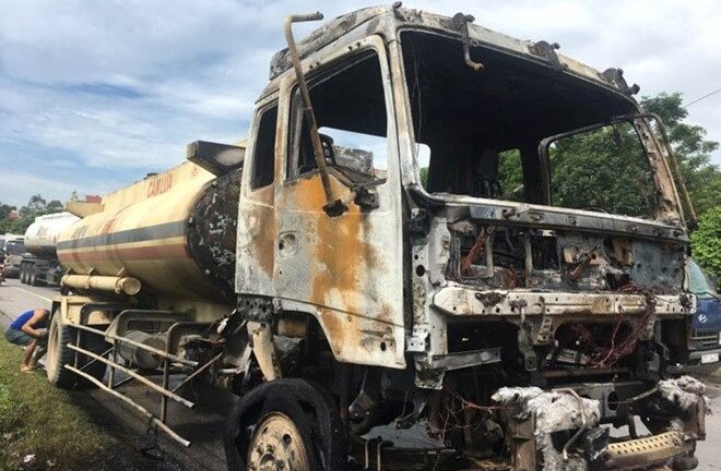 Xe bồn chở dầu bốc cháy ngùn ngụt trên quốc lộ 1A