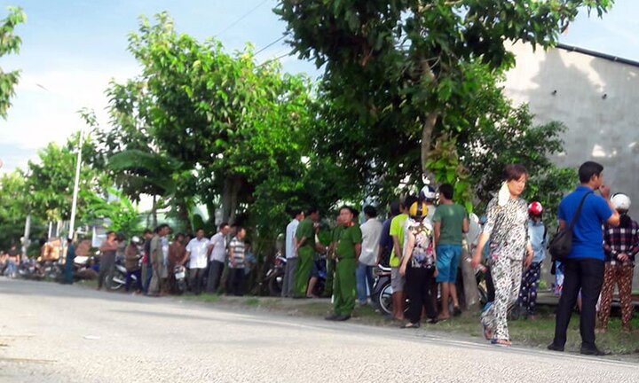 Vung dao sát hại vợ rồi chạy ra đường ngồi khóc nức nở