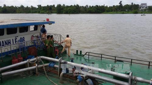 Sà lan đâm chìm tàu cát khiến hai mẹ con tử vong: Khởi tố vụ án