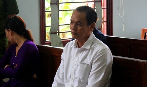 Lão hàng xóm trèo tường vào nhà định hiếp dâm cô gái tâm thần