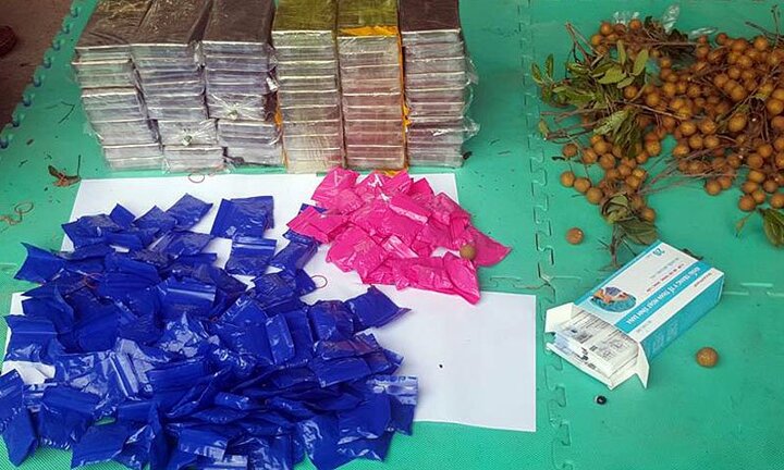 Giấu 59 bánh heroin cùng hàng vạn viên ma túy dưới đáy thùng nhãn