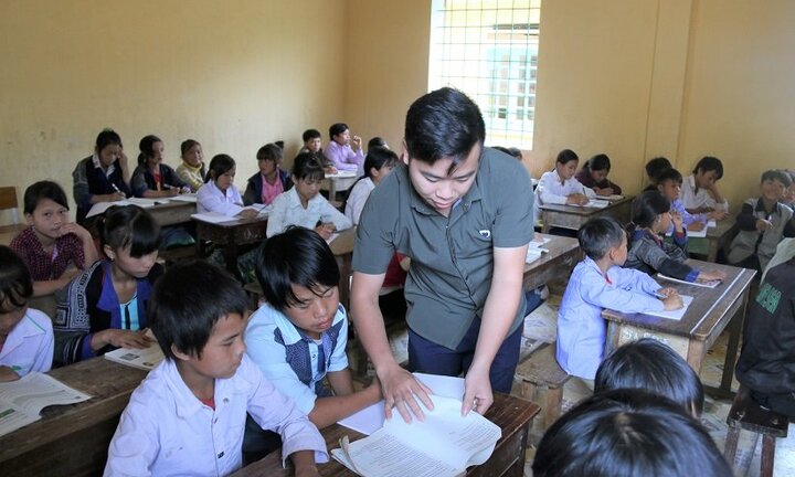 Nơi thầy cô giáo lặn lội 'rước' học sinh rồi vừa dạy vừa canh học sinh bỏ trốn