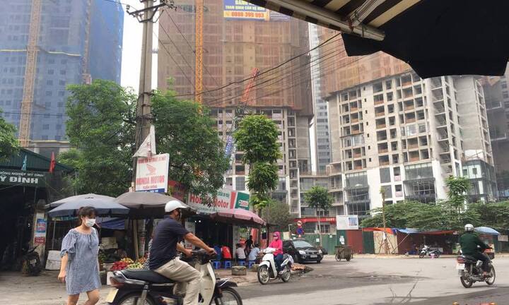 Hỗn chiến kinh hoàng trong đêm ở Hà Nội, 2 công nhân bị chém gục trên vỉa hè