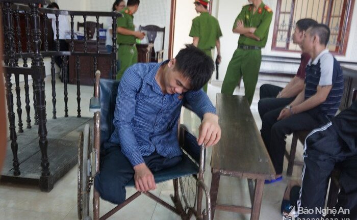 Nam thanh niên tật nguyền vung dao giết người ở Nghệ An
