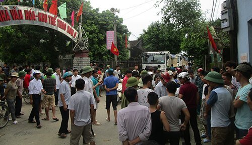 Hàng trăm người dân tụ tập chặn đường vào công trường khai thác đá ô nhiễm