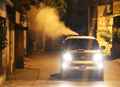 Chủ tịch Hà Nội: ‘Người dân băn khoăn chất lượng thuốc phun diệt muỗi’