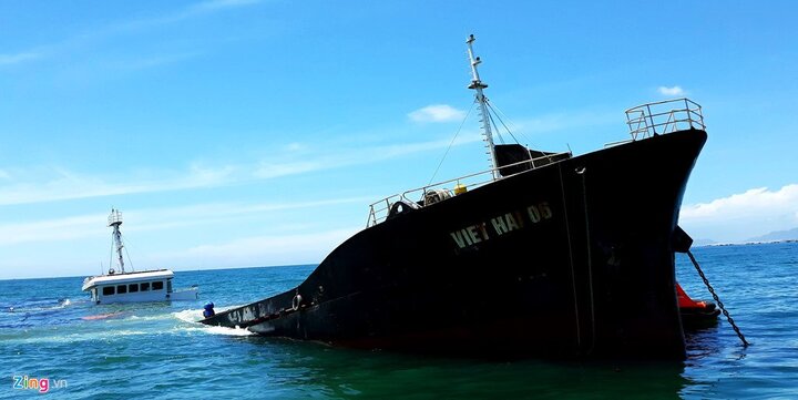 Khoảnh khắc tàu chở 3.000 tấn thép chìm dần ở biển Ninh Chữ, 21.000 tấn dầu nguy cơ tràn ra biển