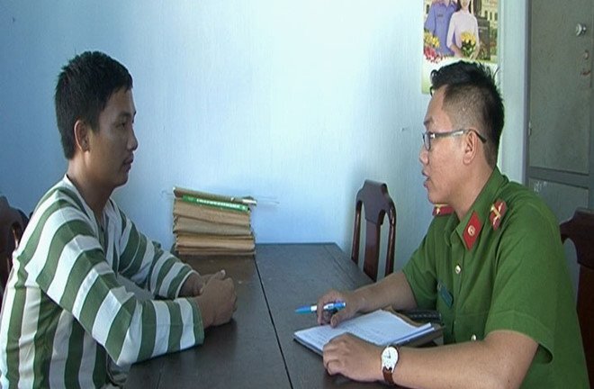 Cầm dao rượt đuổi dọa chém, đốt cháy rụi xe máy của 2 mẹ con