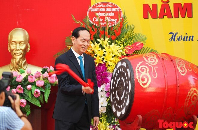Chủ tịch nước Trần Đại Quang đánh trống khai giảng năm học mới