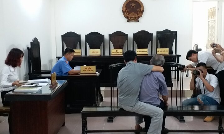Cụ ông 80 tuổi thều thào thừa nhận hiếp dâm bé gái 3 tuổi