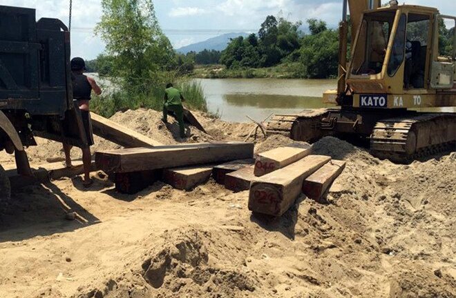 Chở gỗ lậu bị phát hiện, dùng dao chống trả cảnh sát rồi tẩu thoát