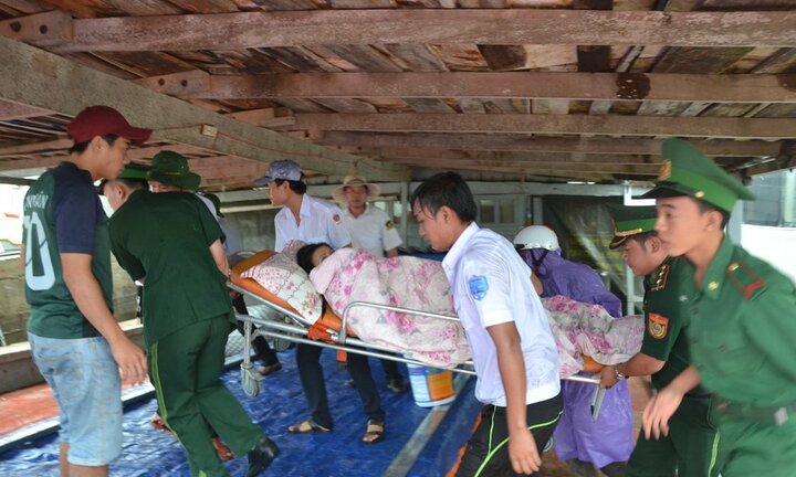 Vượt biển động đưa thai phụ từ đảo Lý Sơn vào đất liền cấp cứu