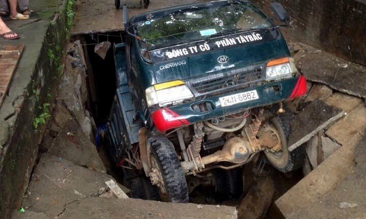 Hố 'tử thần' nuốt gọn xe tải 3,5 tấn, lái xe đẩy cửa nhảy ra ngoài thoát thân