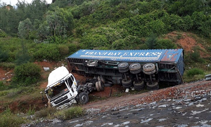 Xe container mất lái rơi xuống đèo Lý Hòa, 2 người bị thương