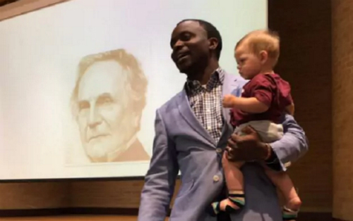 Giáo sư Mỹ vừa giảng bài, vừa trông con cho sinh viên