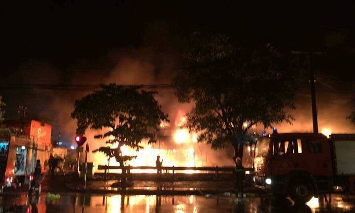 Siêu thị Thành Đô bốc cháy ngùn ngụt trong đêm mưa lớn ở Hà Nội