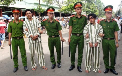 Ngồi tâm sự với bạn trai bên đường, một phụ nữ bị hiếp dâm