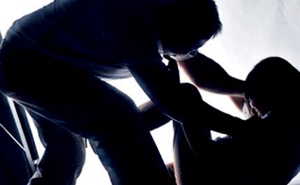 Đang cạo mủ cao su, cô gái trẻ bị rạch mặt, hiếp dâm