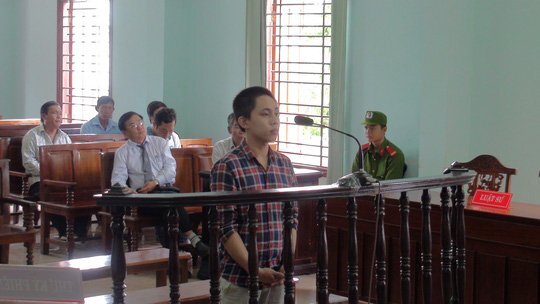 Dừng xe đi vệ sinh, tài xế taxi bị cướp tấn công