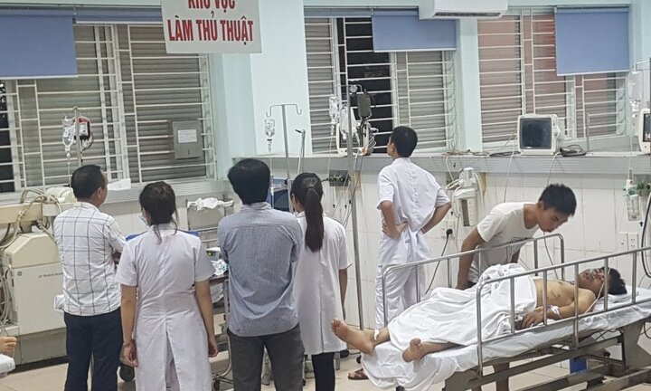 Tường cao hơn 2m đổ sập, giám đốc và một công nhân bị vùi lấp