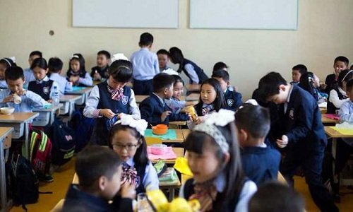 Phụ huynh tuyệt vọng trông chờ vào kết quả xổ số để được cho con vào mẫu giáo