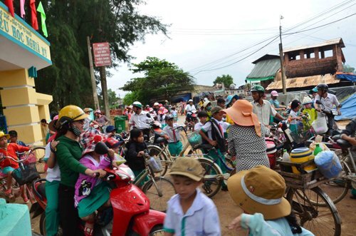 Hàng trăm học sinh tiểu học bị lò gạch thủ công 'xông' khói