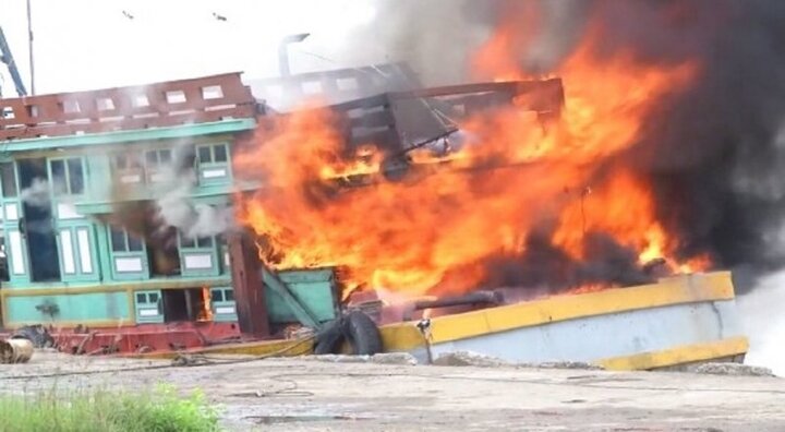 Tàu cá bốc cháy dữ dội tại Cảng cá ở Sóc Trăng