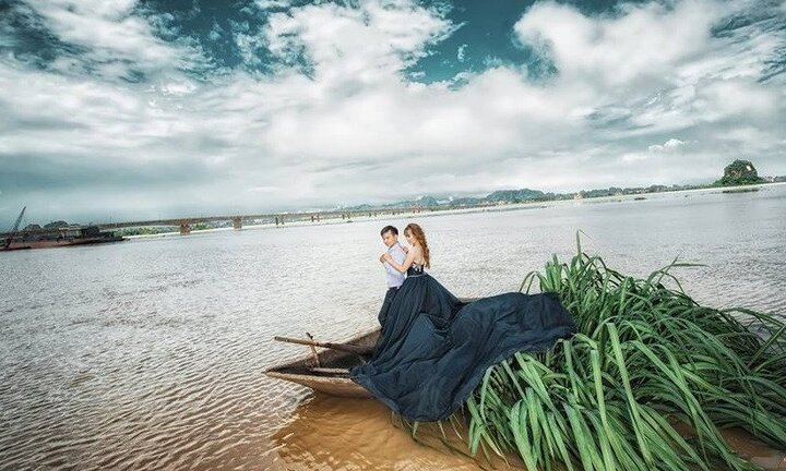 Cô dâu, chú rể leo lên nóc nhà chụp ảnh cưới ngập trong nước lũ ở Ninh Bình