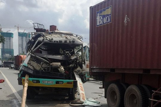 Tông xe liên hoàn, tài xế xe tải thều thào kêu cứu trong cabin biến dạng