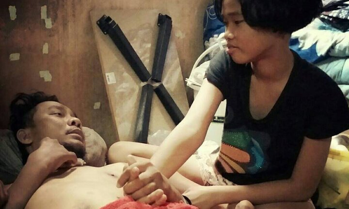Bé gái 12 tuổi nhặt rác nuôi cha tàn phế suốt 5 năm