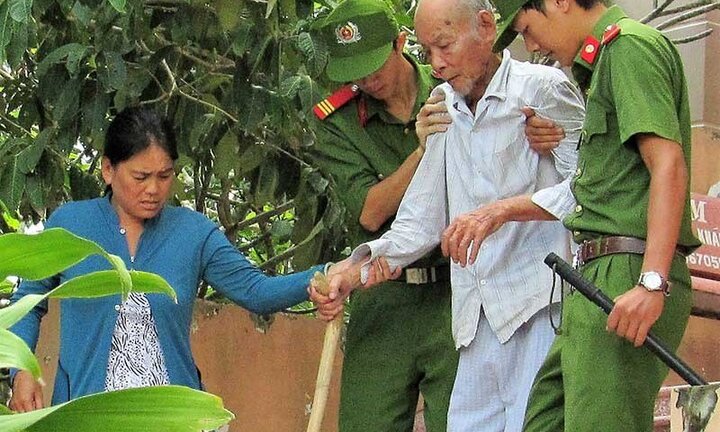 Cụ ông 93 tuổi đầu độc vợ bằng thuốc trừ sâu vì 5 chỉ vàng