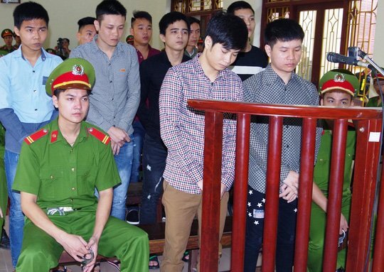 Hỗn chiến trong quán ốc, 1 người bị chém chết