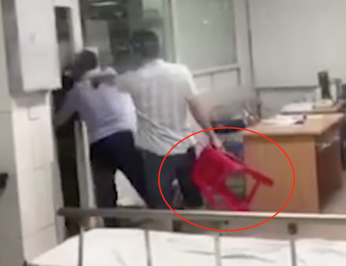 Bác sĩ bị hành hung ở Nghệ An: Chủ tịch phường bị phạt 300 nghìn đồng