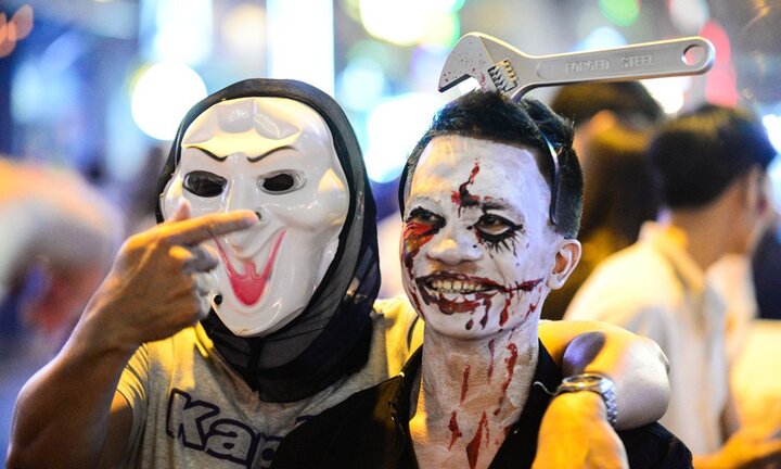 'Ma quỷ' xuống phố chơi Halloween ở Sài Gòn, Hà Nội