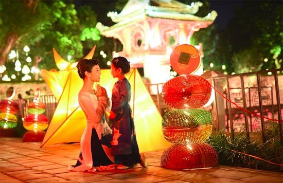 Triển lãm ảnh sống động Văn Miếu mùa thu hút bạn trẻ Hà thành