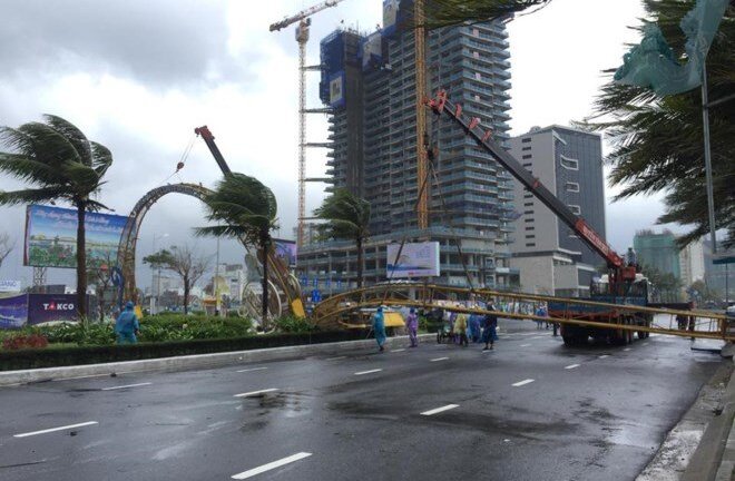 Gió giật đổ hàng loạt cây xanh, pano trang trí APEC ở Đà Nẵng