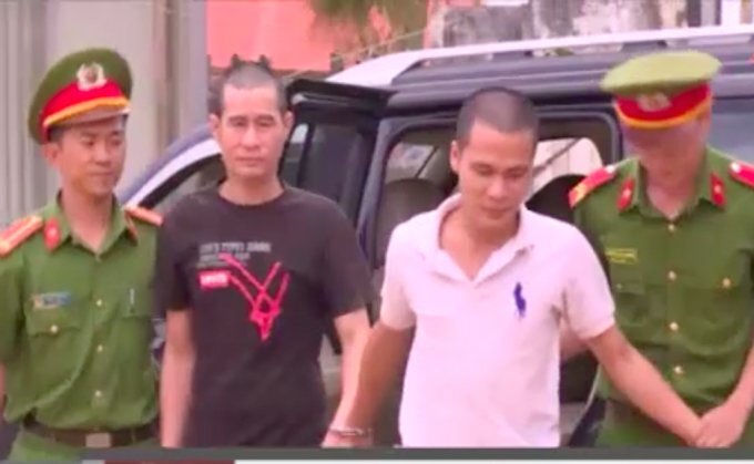 Ngang nhiên bóp cổ người đi đường cướp tài sản