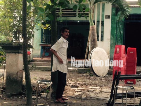 Đang nằm ngủ, người đàn ông bị nhóm côn đồ đâm chết