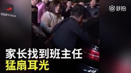 Thầy giáo bị phụ huynh lôi áo, đánh túi bụi giữa phố