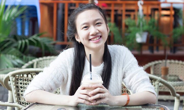 Ảnh đời thường xinh đẹp của nữ sinh 9X tặng hoa Thủ tướng Canada