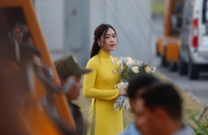 Cận cảnh nhan sắc thiếu nữ tặng hoa Tổng thống Trump ở Hà Nội