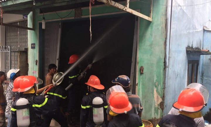 Phá cửa cứu cụ ông 70 tuổi bị mù trong căn nhà đang cháy