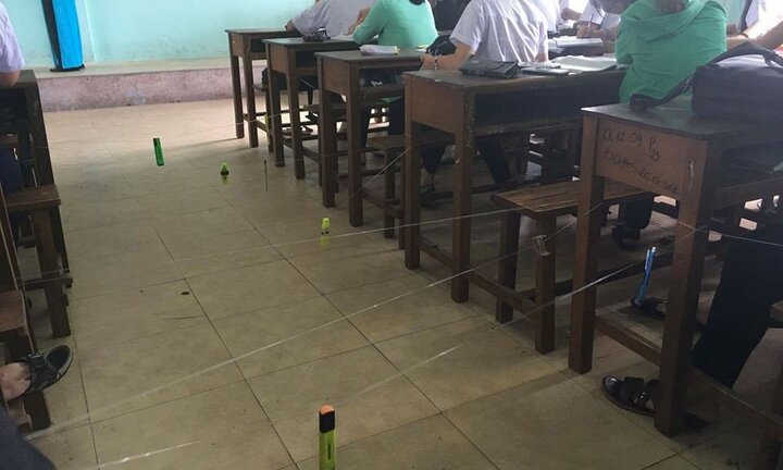 Giăng 'ma trận' để cô giáo không thể đi xuống kiểm tra khiến dân mạng không nhịn được cười