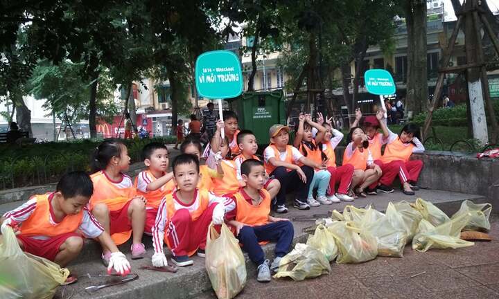 Học sinh Hà thành dọn rác quanh Hồ Gươm trước giờ đón các nguyên thủ đến Việt Nam