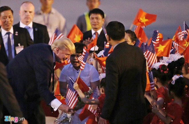 Tiết lộ bất ngờ về cậu bé 11 tuổi được Tổng thống Donald Trump tặng hoa