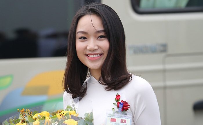 Nữ sinh xinh đẹp tặng hoa Chủ tịch Trung Quốc Tập Cận Bình là ai?