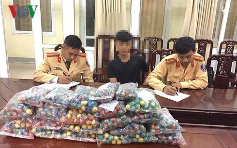 Nam sinh lớp 11 đi xe đạp chở hàng nghìn quả pháo dạo phố