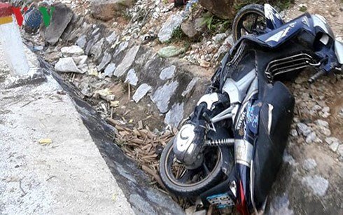 Xe máy mất phanh khi xuống dốc, 2 mẹ con chết thương tâm