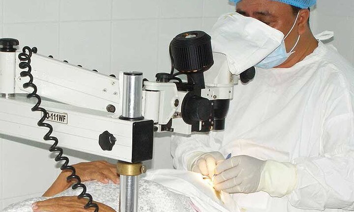 Sinh viên bị hóa chất bắn hỏng một mắt trong phòng thí nghiệm